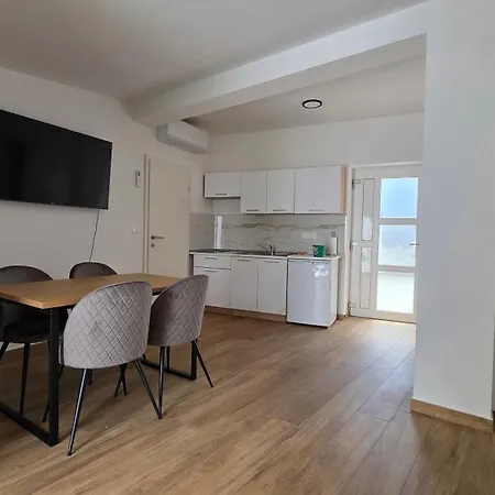 Apartma Lana *